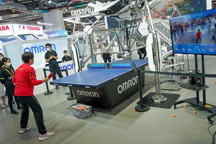 欧姆龙展出第七代乒乓球教练机器人 硬件配置升级可以一打二